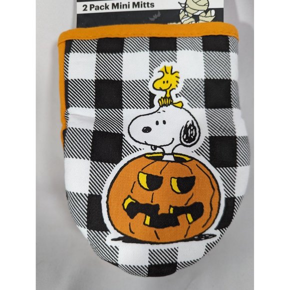Peanuts 2 Pack Mini Mitts Snoopy and Woodstock in Jack-O-Lantern Pumpkin - Picture 2 of 3